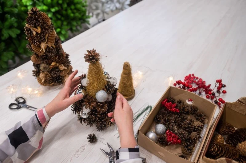 Choinkę z szyszek wykonamy w kilku prostych krokach