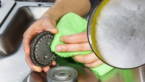 Podpowiadamy, czym czyścić palniki kuchenki gazowej, aby lśniły jak nowe.