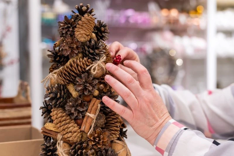 Szyszki przymocowujemy do stelaża za pomocą kleju na gorąco