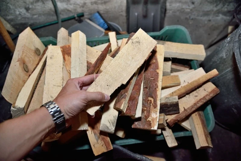 Aby zapewnić maksymalną wydajność, drewno opałowe musi być dobrze wysuszone