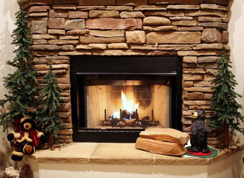 Ścianę nad kominkiem można wyłożyć kamieniem naturalnym