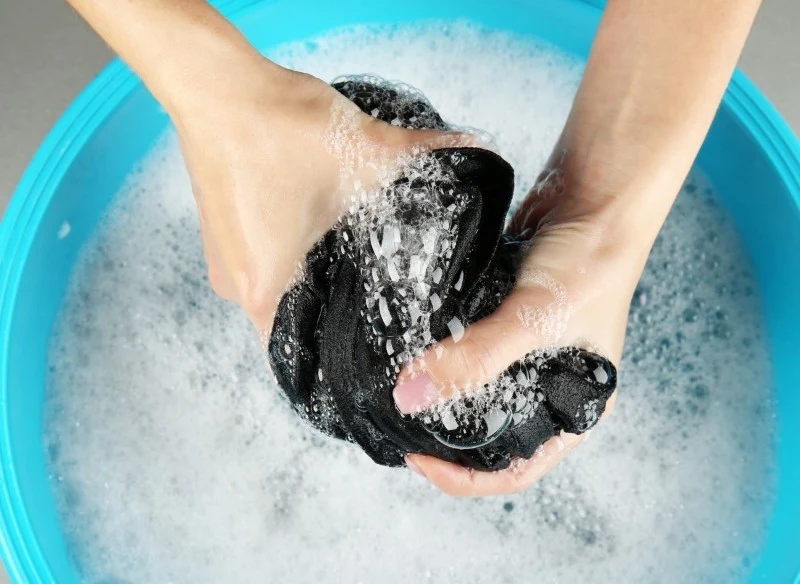 Czarnych ubrań nie należy prać w zbyt wysokiej temperaturze