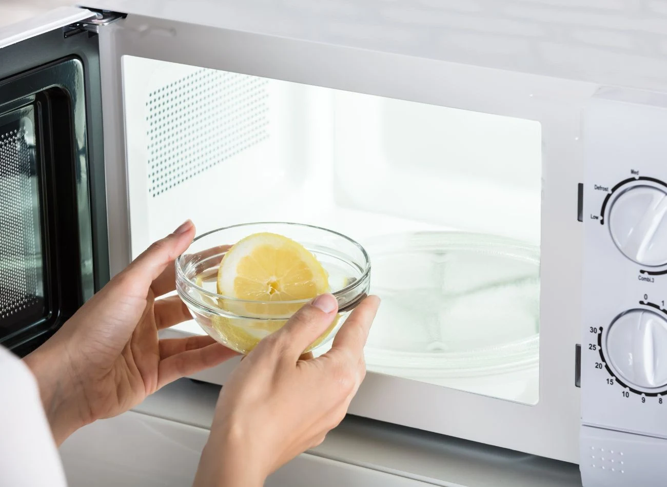 Niezawodnym sposobem na wyczyszczenie kuchenki mikrofalowej jest użycie cytryny