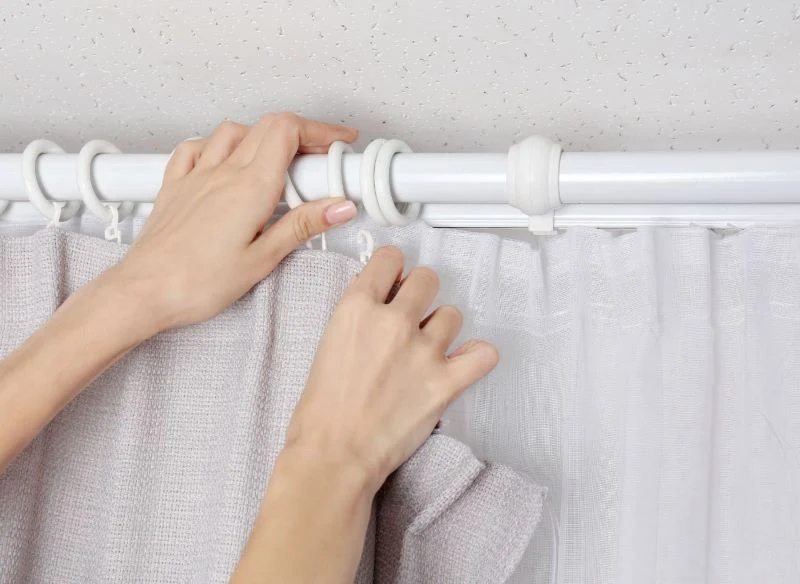 Choć zdejmowanie i pranie zasłon jest czasochłonne, warto je powtarzać co 2-3 miesiące