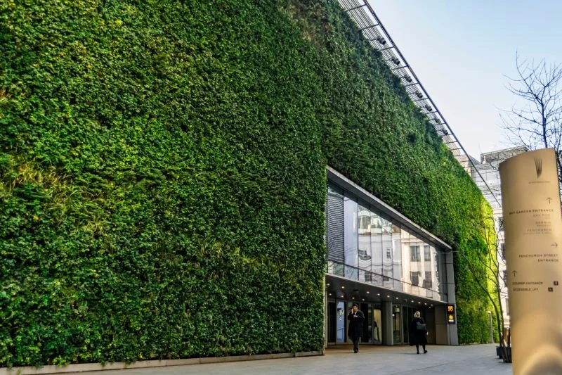 Zielone ściany królują na zagranicznych budynkach biurowców i galerii handlowych