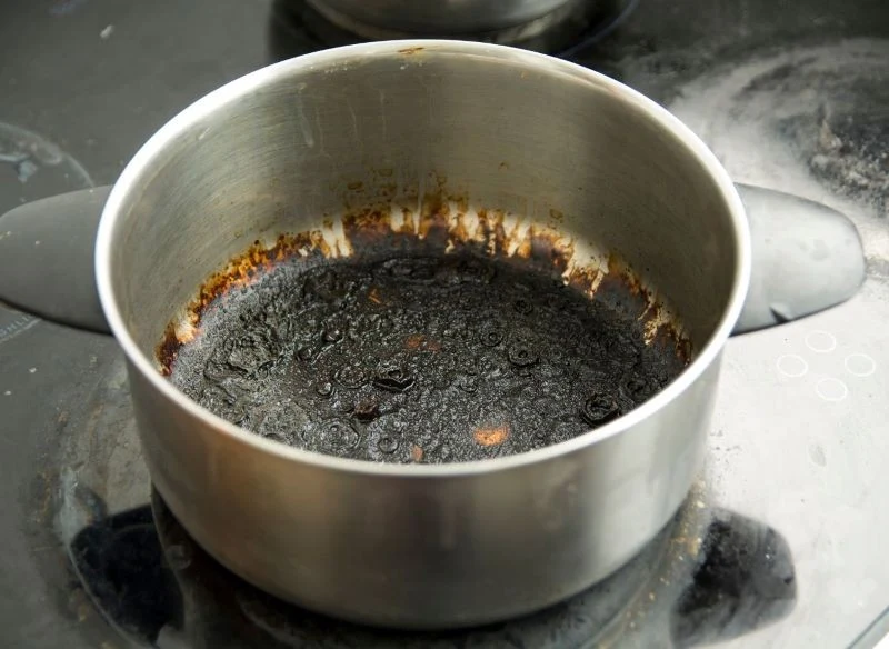 Jak wyczyścić przypalony garnek, nie uszkadzając jego powierzchni