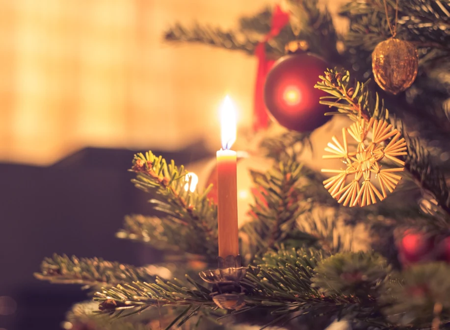 Lepiej nie umieszczać na choince świeczek, możesz je zastąpić lamkami LED