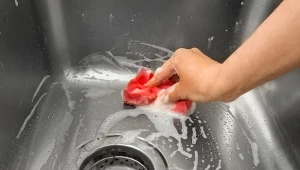 Tym domowym sposobem wyczyścisz nawet największe zabrudzenia na powierzchni zlewu.