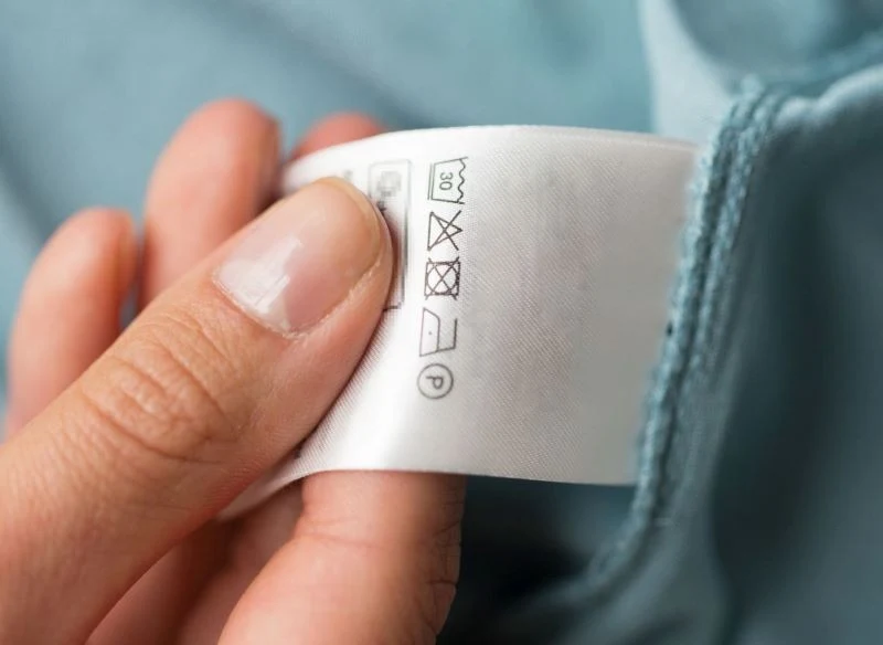 Zanim wrzucisz ubranie do pralki, przeczytaj zalecenia producenta na metce