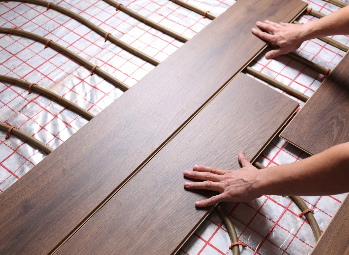 Ogrzewanie podłogowe to nie tylko mniejsze zużycie energii, zaletą tego rozwiązania jest również lepsze samopoczucie domowników