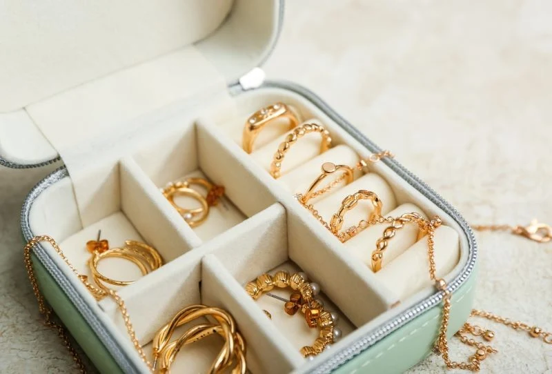 Złotą biżuterię warto przechowywać w specjalnych szkatułkach i pudełka
