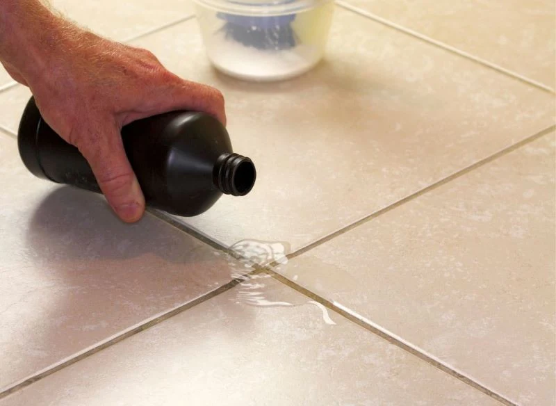 Do mycia fugi można użyć białego octu lub mieszaniny wody utlenionej ze zwykłą wodą