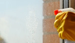 Jak wodą należy myć okna w ziemie? Pamiętaj o ważnej zasadzie, unikniesz oblodzonych na szybach.