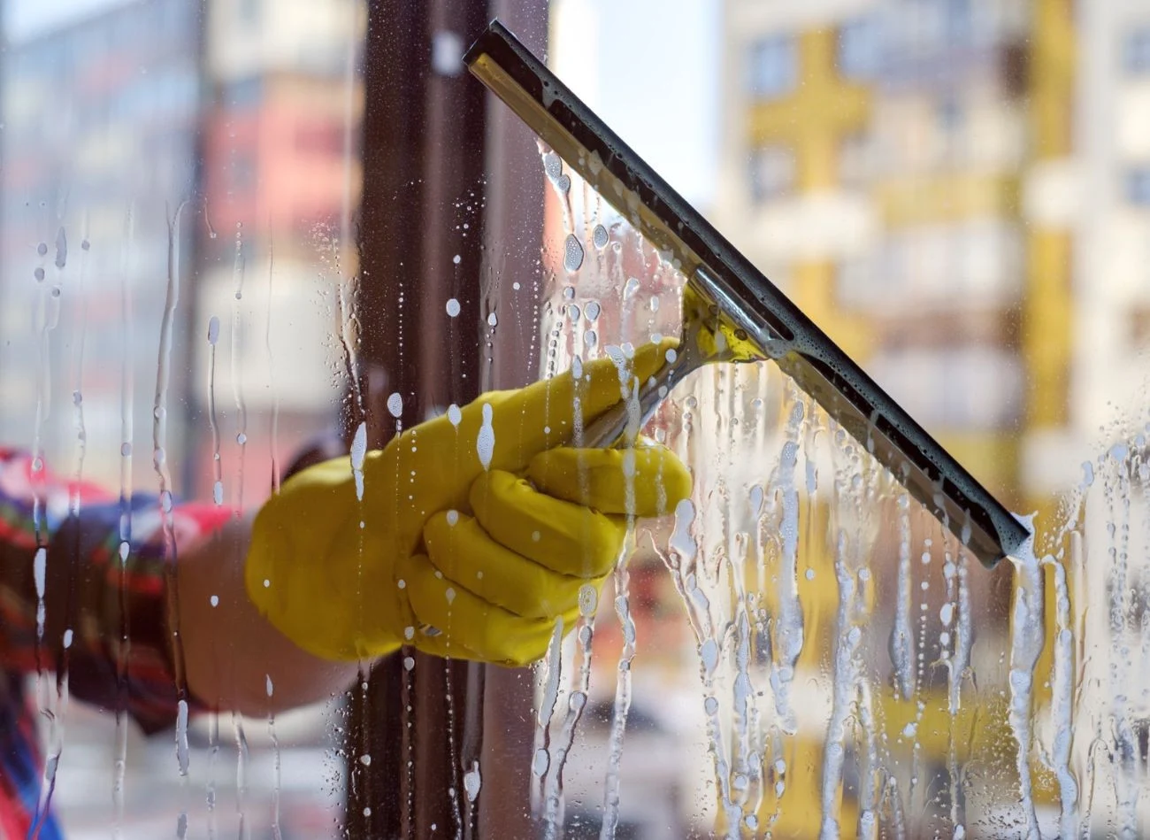 Do mycia okien zimą możesz wykorzystać zimowy płyn do spryskiwaczy