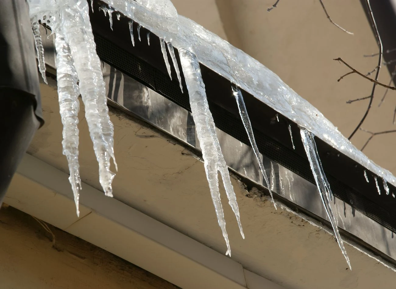 Zwisające z dachu sople stwarzają zagrożenie, które może spowodować uszczerbek na zdrowiu oraz mieniu