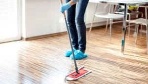 Umyta i wypolerowana tym środkiem podłoga trudniej przyjmuje brud.