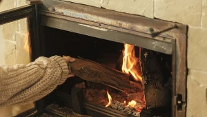 Do rozpalenia w w kominku nie możemy używać dużych kawałków drewna.