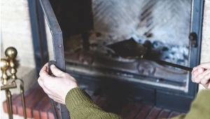 Zamiast szorować, przepalaj kominek drewnem osikowym, a efekt cię zaskoczy.