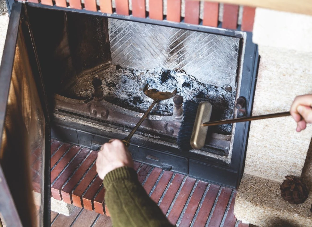 Wyczyszczenie kominka przed kolejnym rozpaleniem to podstawa