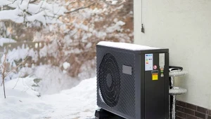 Ilość prądu, jaką potrzebuje do działania pompa ciepła, jest wbrew pozorom łatwa do obliczenia./East News