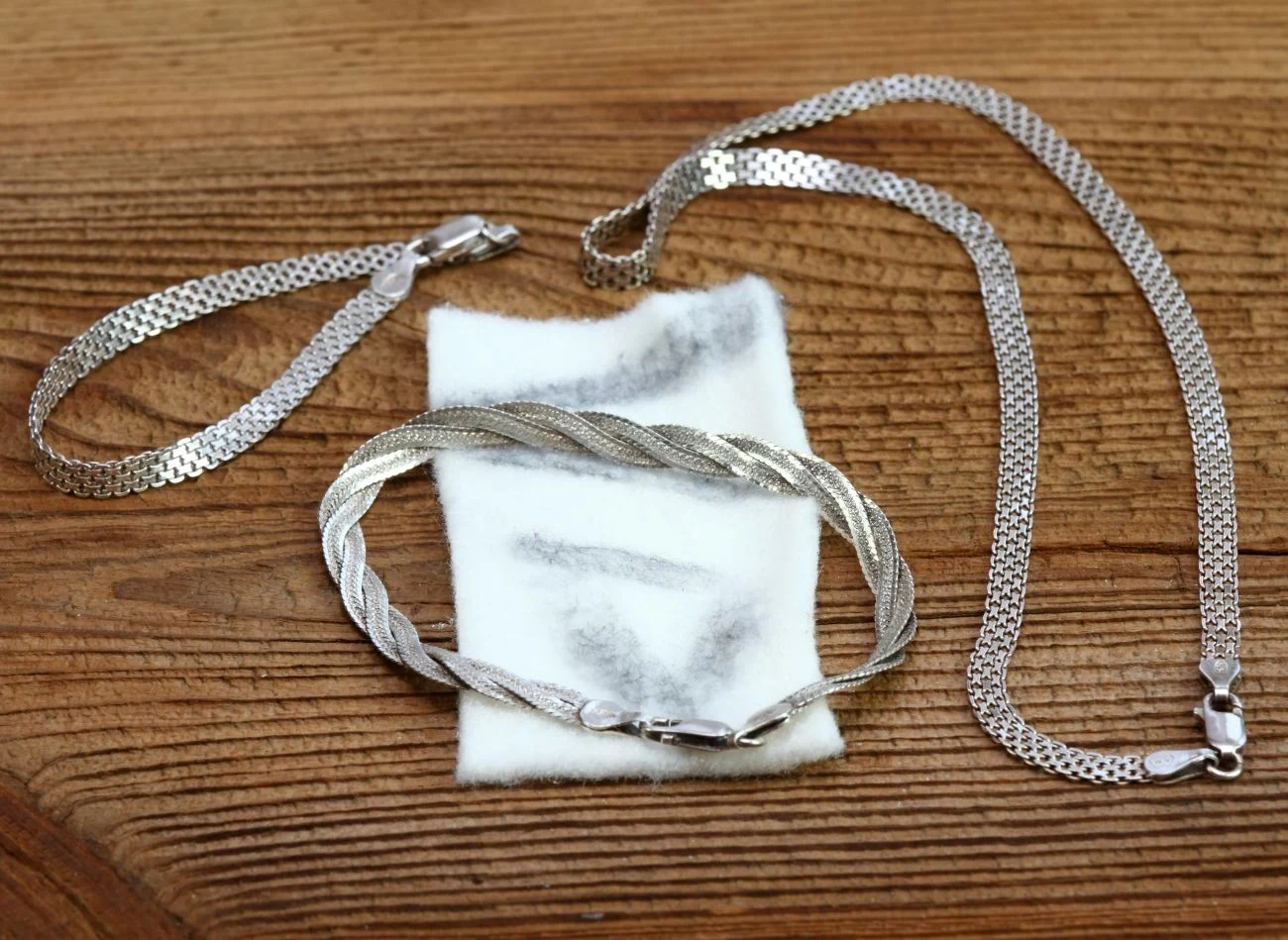 Dlaczego srebro ciemniej