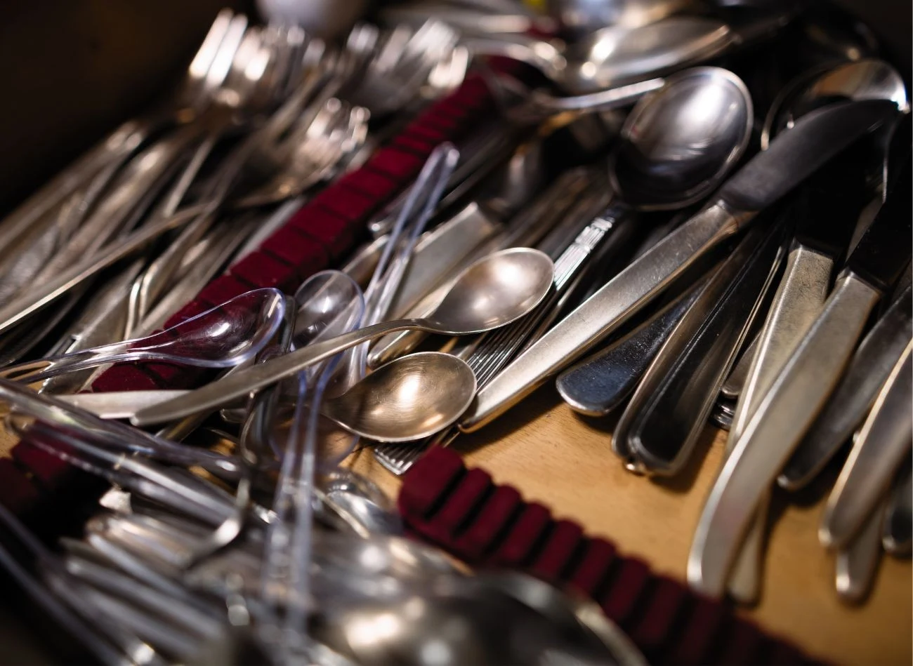 Do czyszczenia zaśniedziałych sztućców sprawdza się soda