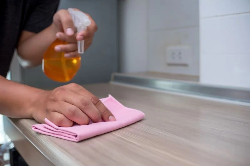 Naturalne olejki czyszczą i nabłyszczają powierzchnię, a przy tym nie zostawiają smug