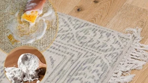 Domowe sposoby na pranie dywanu pomogą usunąć nawet trudnych plam z czerwonego wina, kawy czy tłuszczu.