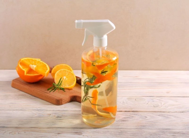 Zamiast olejku eterycznego, do płynu ze skórek pomarańczy można dodać świeże zioła, np