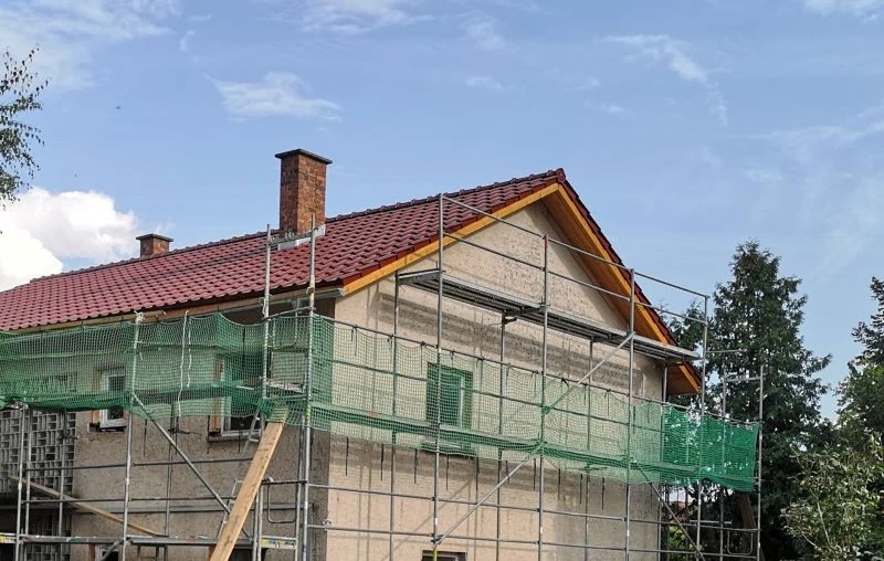 Nieruchomość z nowym dachem, w czasie renowacji ścian zewnętrznych