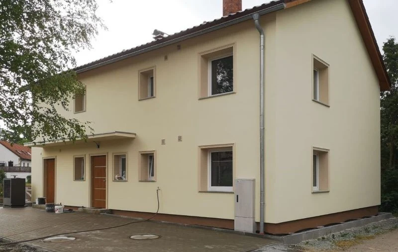 Budynek na etapie wykończenia zewnętrznego przylegającego terenu