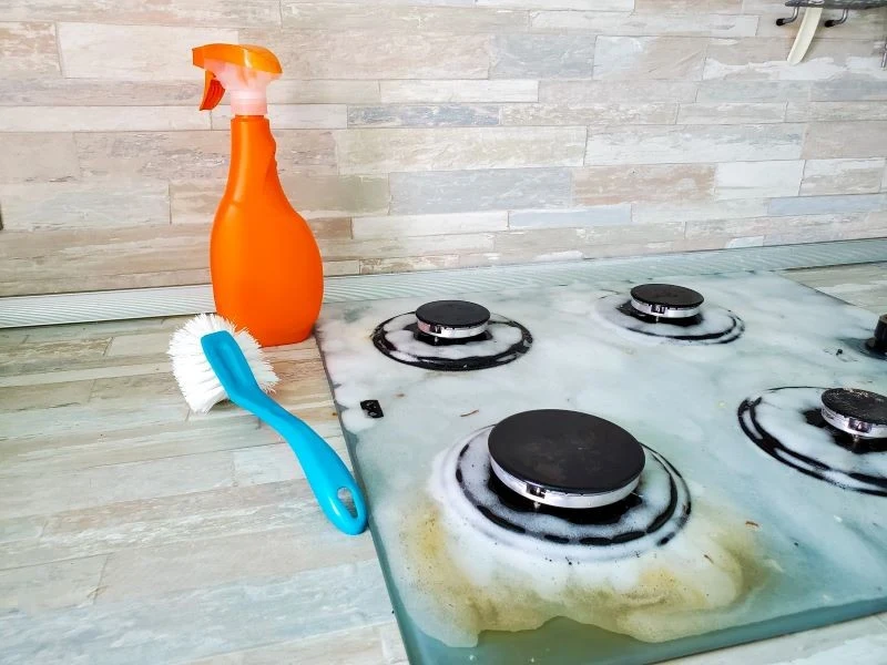 Nałóż pastę na kuchenkę i poczekaj, aż rozpuści zaschnięty brud