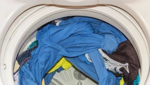 Pranie odzieży roboczej w domu. Kiedy pracownikowi należy się ekwiwalent?
