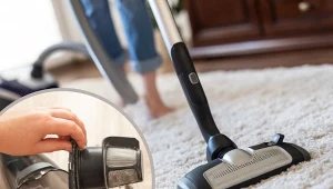 Zabrudzenia zebrane w odkurzaczu to siedlisko bakterii.