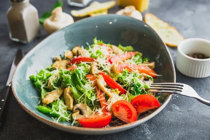 Z grzybami shiitake i boczniakami przygotujesz smaczną sałatkę