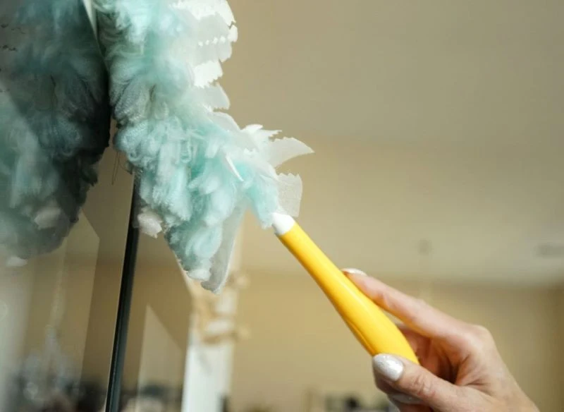 Mikroskopijne cząstki kurzu unoszą się w powietrzu i osiadają na różnych powierzchniach