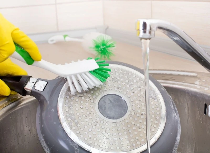 Czyszczenie patelni od spodu, może się nam wydawać czasochłonne oraz trudne