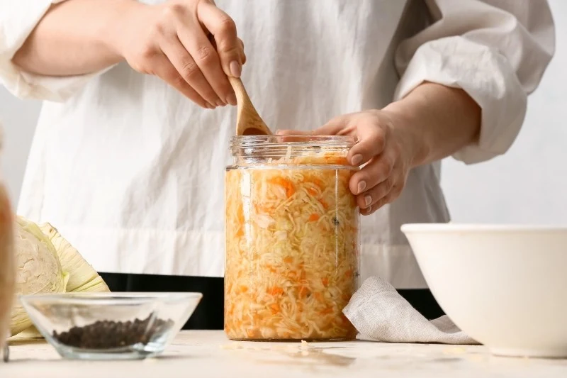 Kiszona kapusta ma wiele właściwości korzystnych dla zdrowia