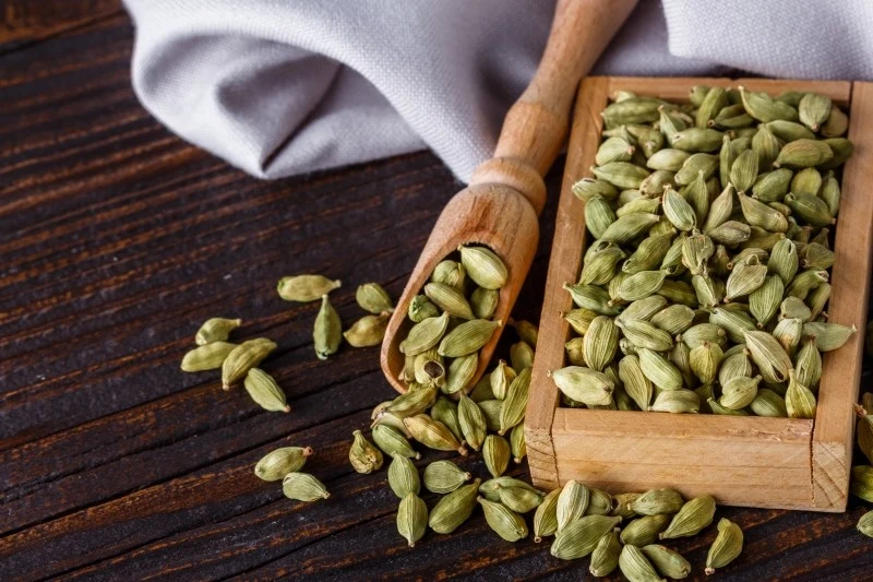 Kardamon to przyprawa o wyjątkowym smaku, ale również bogatych właściwościach zdrowotnych