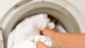 Żeby biała pościel nie szarzała, trzeba ją prać w odpowiedni sposób.