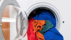 Jak prać ręczniki, żeby nie były miękkie. Jedna z zasad to pranie ich osobno.