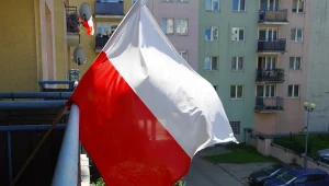 11 listopada wielu Polaków wywiesza biało-czerwoną flagę, by upamiętnić ten dzień./East News