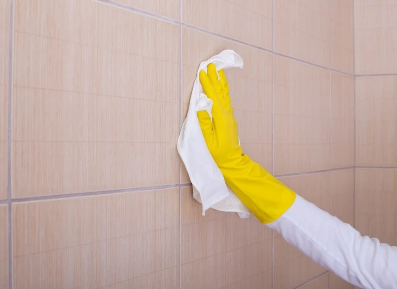 Płytki w łazience są narażone na stały kontakt z wodą, co sprzyja rozwojowi pleśni