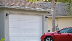 Drzwi rolowane świetnie się sprawdzą w małym garażu / www.freepik.com