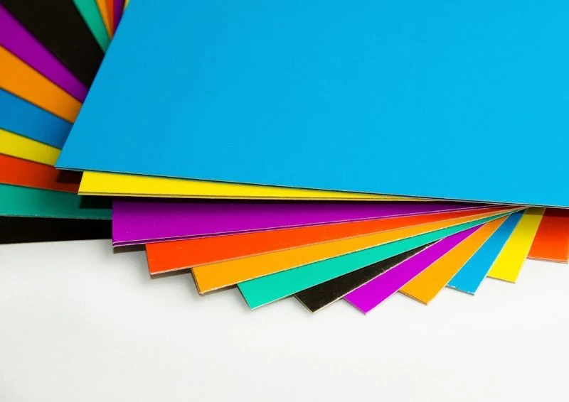 Nie należy używać kolorowego papieru do palenia w kominku