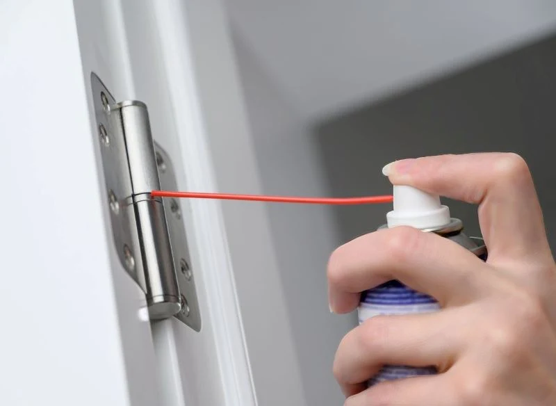Do naoliwienia zawiasów w drzwiach nie potrzebujesz specjalistycznych środków