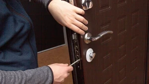 Jak wymienić zamek w drzwiach wejściowych? Poradnik