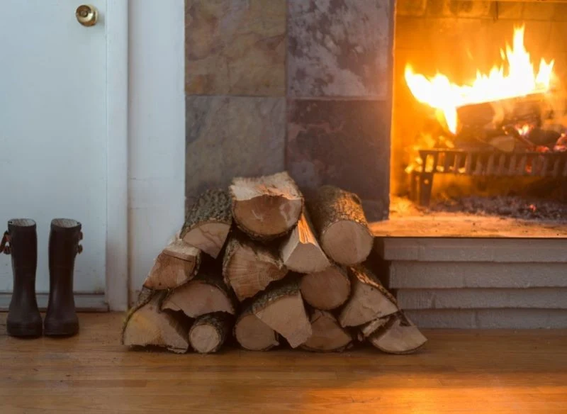 Na to, jak szybko brudzi się kominek, ma wpływ rodzaj spalanego w nim drewna