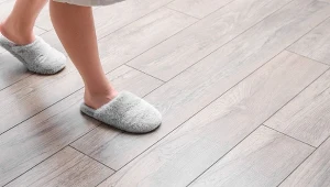 Dlaczego panele podłogowe skrzypią lub trzeszczą? Jak temu zapobiec?