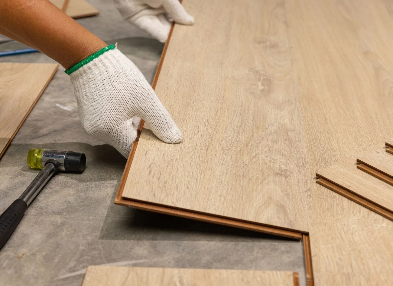 Wymiana trzeszczących paneli podłogowych to ostateczność